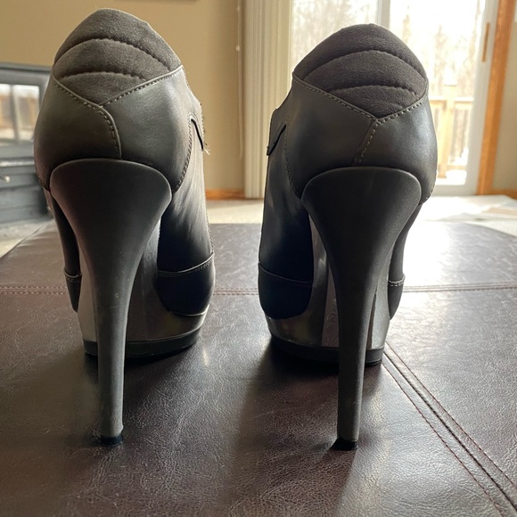 Like New Fergie Wander Women's Dress Pump Heels Grey Color Booties Size US 9 - Picture 3 of 9